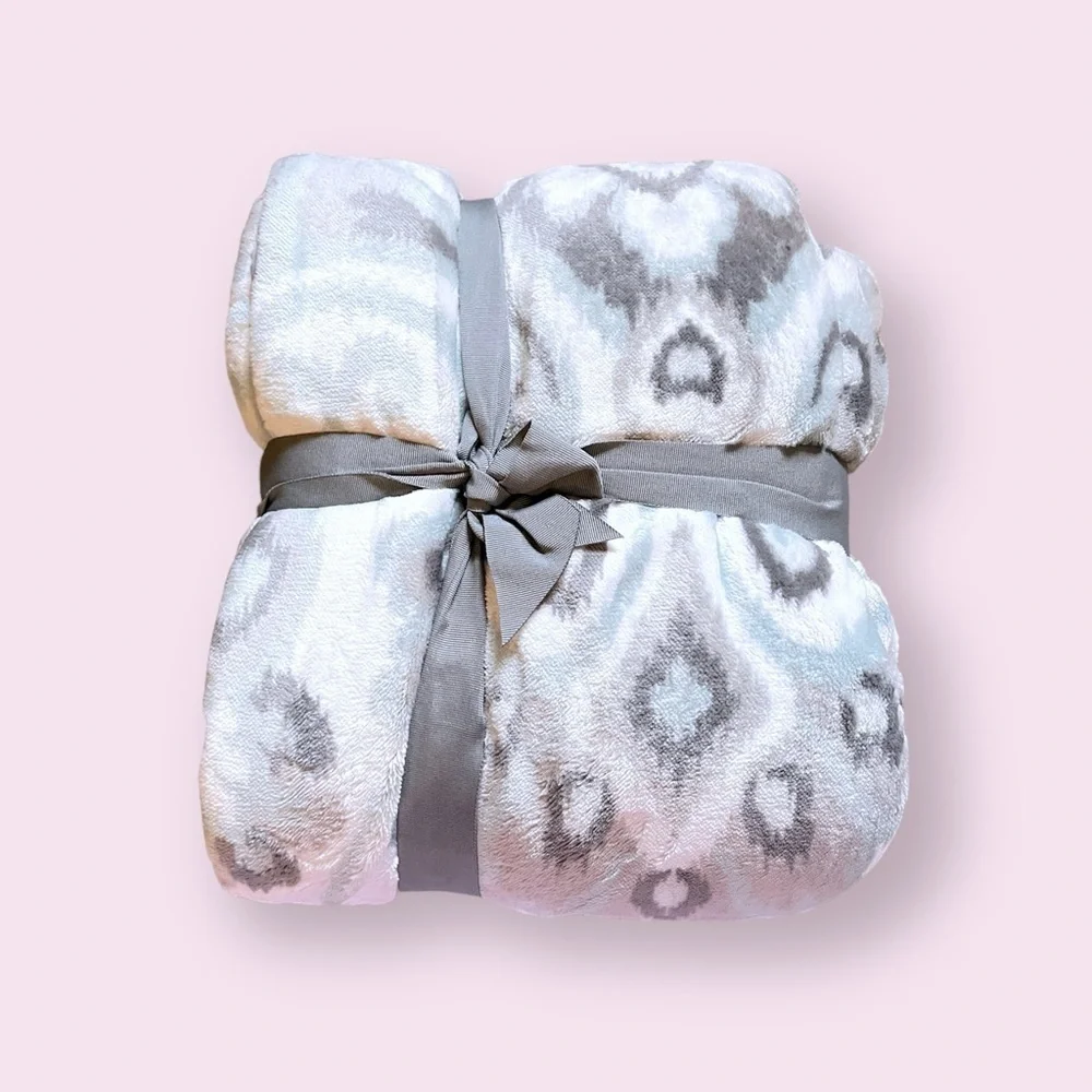 Beautiful NEW Sherpa Blanket Throw Brush Stroke Geometric White Grey Light Blue